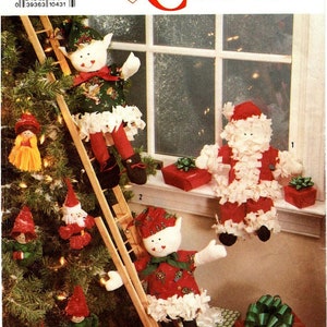 Può includere: Un modello Simplicity Crafts per realizzare decorazioni natalizie. Il modello include istruzioni per realizzare un Babbo Natale, un folletto che sale su una scala e diversi altri ornamenti. Il modello è intitolato "Crafts" e ha il numero 9797.