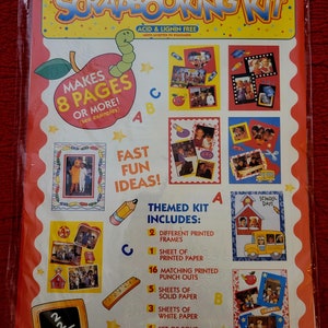 Könnte beinhalten: Ein School Days Scrapbooking-Kit in einer transparenten Kunststoffverpackung. Das Kit enthält bedrucktes Papier, Stanzteile, festes und weißes Papier sowie Rahmen. Die Verpackung hat ein rotes und gelbes Design mit dem Text "Scrapbooking Kit".