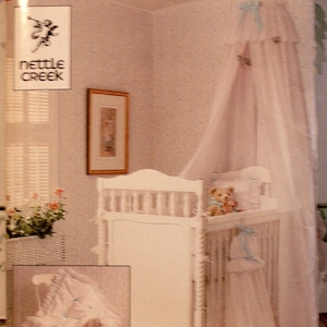 Puede incluir: Un patrón de manualidades Butterick vintage para un juego de cuna. La imagen muestra una cuna blanca con dosel, ropa de cama y un osito de peluche. El patrón incluye instrucciones para hacer el juego.