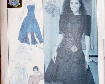 Könnte beinhalten: Simplicity Schnittmuster mit Abbildungen von Abendkleidern. Das Muster enthält ein blaues trägerloses Kleid, ein rosa Kleid mit langen Ärmeln und ein schwarzes Kleid mit floralem Akzent. Größe H (6+8+10), EUR. H(34+36+38).