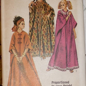 Könnte beinhalten: Simplicity Schnittmuster Nummer 3354 für ein langes, fließendes Kleid. Das Schnittmuster umfasst drei verschiedene Stile, alle mit langen Ärmeln und einer lockeren Passform. Das Schnittmuster ist für eine Größe und ist auf Ihre Körpergröße abgestimmt. Das Schnittmuster ist auf weißem Hintergrund mit blauem Rand gedruckt.