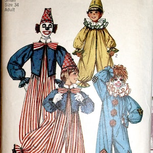 Può includere: Modello di cucito Simplicity vintage con costumi da clown. Il modello include disegni per vari abiti da clown con pantaloni a righe, colletti a balze e cappelli a cono. La taglia del modello è Small, Taglia 34, Adulto.