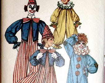 Könnte beinhalten: Vintage Simplicity Schnittmuster für Clownkostüme. Das Muster zeigt verschiedene Clown-Outfits mit gestreiften Hosen, Rüschenkragen und Spitzhüten. Die Mustergröße ist Small, Größe 34, Adult.