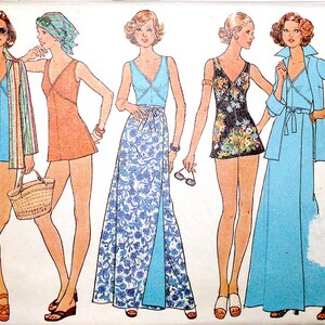 Puede incluir: Un sobre de patrón de costura Simplicity 7497 para talla 16 con un busto de 96,5 cm. La ilustración muestra cinco figuras con varios atuendos, incluyendo un traje de baño azul con chaqueta a rayas, un traje de baño naranja y vestidos largos florales.