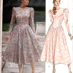 Könnte beinhalten: Butterick Schnittmuster 4493. Das Muster zeigt zwei Kleiderdesigns. Ein Kleid hat lange Ärmel und einen Blumendruck, das andere hat kurze Ärmel und eine einfarbige Farbe. Das Muster ist mit "Fast & Easy" und "Very Easy" gekennzeichnet.