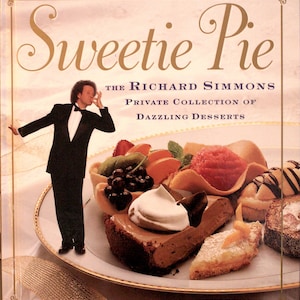 Könnte beinhalten: Das Cover eines Kochbuchs mit dem Titel "Sweetie Pie", das Richard Simmons und einen Teller mit Desserts zeigt. Der Teller enthält ein Schokoladendessert mit Sahne, Obsttörtchen und andere Backwaren. Das Buch trägt den Untertitel "The Richard Simmons Private Collection of Dazzling Desserts."