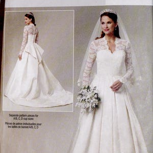 Könnte beinhalten: Butterick B5731 Schnittmuster für ein Brautkleid. Das Schnittmuster zeigt ein langes, weißes Hochzeitskleid mit einem Oberteil und Ärmeln aus Spitze, einem weiten Rock und einer Schleppe. Das Bild zeigt auch eine Braut, die das Kleid mit Schleier und Blumenstrauß trägt.
