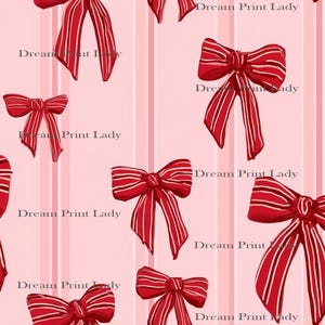 Könnte beinhalten: Ein sich wiederholendes Muster aus roten Schleifen mit weißen Streifen auf einem rosa gestreiften Hintergrund. Die Schleifen variieren in Größe und Ausrichtung. Der Text "Dream Print Lady" wiederholt sich im gesamten Bild.