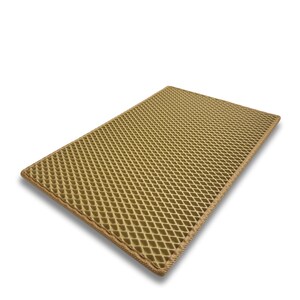 Op de afbeelding: Een rechthoekige, goudkleurige kattenbakmat met een honingraatpatroon. De mat heeft een gestructureerd oppervlak en een gestikte rand. De mat is ontworpen om kattenbakvulling op te vangen en vloeren schoon te houden.