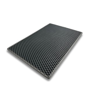 Op de afbeelding: Een rechthoekige, donkergrijze kattenbakmat met een ruitvormig oppervlak. De mat heeft een grijze stoffen rand en is ontworpen om kattenbakvulling op te vangen. De mat wordt op een witte achtergrond getoond.