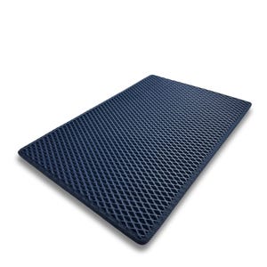 Könnte beinhalten: Eine marineblaue, rechteckige Katzenstreumatte mit einer rautenförmigen, strukturierten Oberfläche. Die Matte hat einen Stoffrand und ist so konzipiert, dass sie Streu auffängt. Die Matte befindet sich auf weißem Hintergrund.