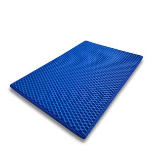 Könnte beinhalten: Rechteckige blaue Haustiermatte mit Rautenmuster und erhöhtem Rand. Die Matte besteht aus strapazierfähigem Material und ist so konzipiert, dass sie Streu und Schmutz auffängt. Auf weißem Hintergrund.