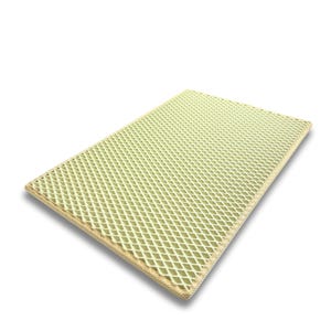 Könnte beinhalten: Eine rechteckige, hellgrüne Matte mit einem rautenförmigen Muster. Die Matte hat einen beigen Rand und ist für Haustiere bestimmt. Die Abmessungen der Matte betragen ca. 61 cm Länge und 41 cm Breite.
