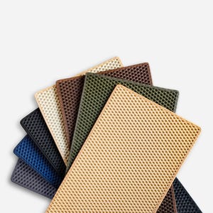 Könnte beinhalten: Ein Set aus sechs Katzenmatten in verschiedenen Farben, darunter Beige, Braun, Grün und Blau. Die Matten bestehen aus einem strukturierten Material mit einem Wabenmuster.