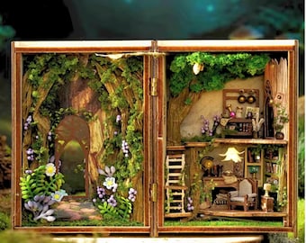 Peut inclure: Une maison de poupée miniature en bois avec un thème de forêt fantaisiste. La maison de poupée est ouverte pour révéler un intérieur détaillé avec une échelle, des meubles et une petite fenêtre. L'extérieur est décoré de mousse, de vignes et de fleurs.
