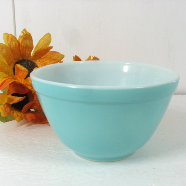 1950s Pyrex 401 Turquoise Bowl 1 1/2 Pt. Vintage Mid Century Aqua Blue Glass Mixing Nesting Bowl, Made In USA