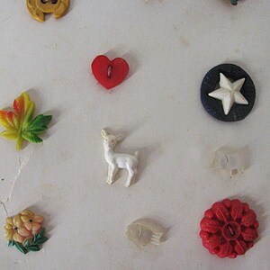 39 Realistic Novelty Button Lot On Big Card, Bakelite, Plastic, Vintage Mid Century Sewing Crafts image 10