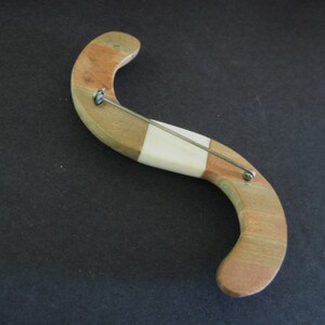 1930s Brooch Parquetry Wood & Celluloid, Vintage Curved Squiggle Geometric Bar Pin bild 7