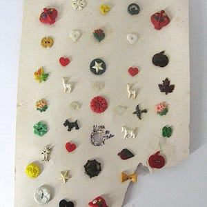 Vintage 39 Realistic Button Lot On Big Card, Novelty Bakelite, Plastic, Mid Century Sewing Crafts