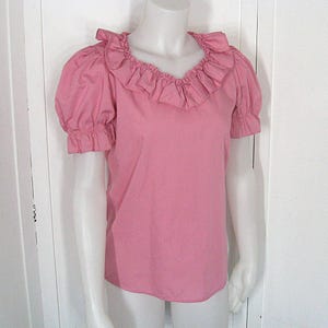 Blusa campesina rosa de los años 70, escote con volantes, mangas abullonadas, marca vintage Malco Modes Partners Please, talla 34. imagen 3