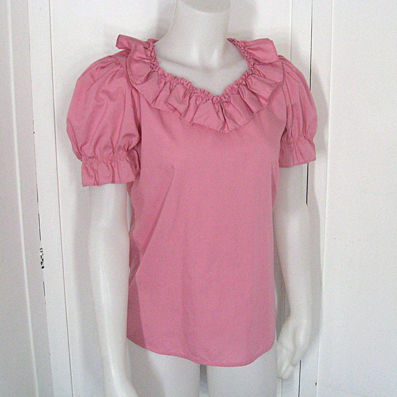 Blusa campesina rosa de los años 70, escote con volantes, mangas abullonadas, marca vintage Malco Modes Partners Please, talla 34. imagen 3