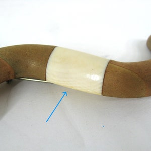 1930s Brooch Parquetry Wood & Celluloid, Vintage Curved Squiggle Geometric Bar Pin bild 2