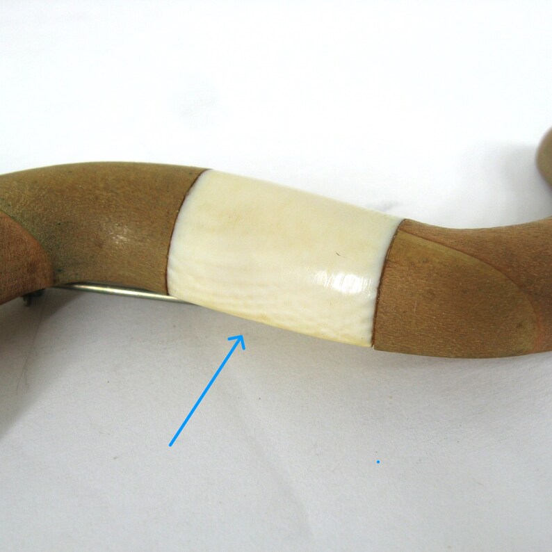 1930s Brooch Parquetry Wood & Celluloid, Vintage Curved Squiggle Geometric Bar Pin bild 2