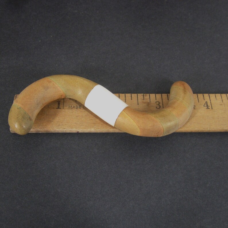 1930s Brooch Parquetry Wood & Celluloid, Vintage Curved Squiggle Geometric Bar Pin bild 4