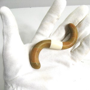 1930s Brooch Parquetry Wood & Celluloid, Vintage Curved Squiggle Geometric Bar Pin bild 6