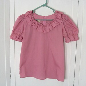 Blusa campesina rosa de los años 70, escote con volantes, mangas abullonadas, marca vintage Malco Modes Partners Please, talla 34. imagen 5