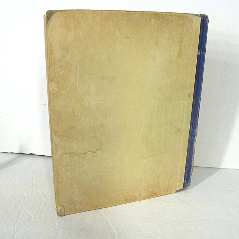 Pu&ograve; includere: Un libro vintage con una copertina color crema e una rilegatura blu. La copertina &egrave; leggermente usurata e presenta alcune macchie.