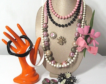 Lote de joyas vintage rosas y negras, 11 piezas: collar, pulsera, pendientes, broche, años 40-80.
