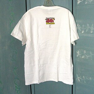 K&ouml;nnte beinhalten: Wei&szlig;es T-Shirt mit einer Grafik von Comicfiguren, die einen 50. Geburtstag feiern, mit dem Text "Happy Birthday 50 Dennis".