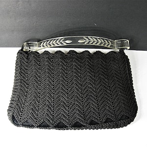 Bolso de mano clásico de los años 40, estilo sobre vintage de crochet negro con asa arqueada de metacrilato tallado en el reverso