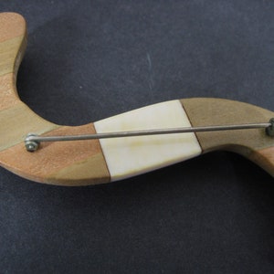 1930s Brooch Parquetry Wood & Celluloid, Vintage Curved Squiggle Geometric Bar Pin bild 8