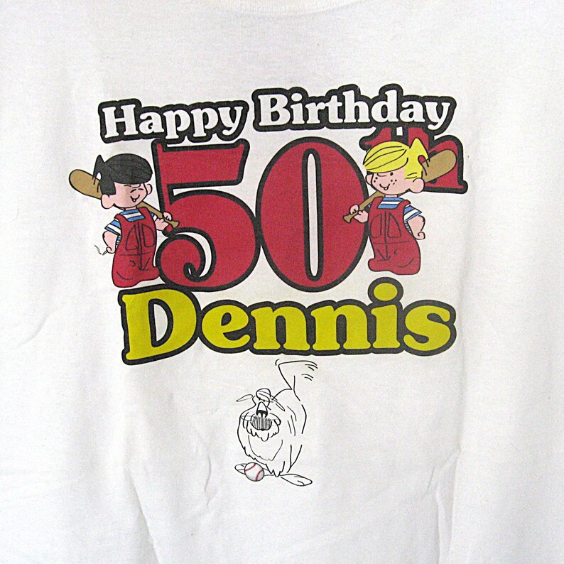 K&ouml;nnte beinhalten: Wei&szlig;es T-Shirt mit einem roten und gelben Grafikdesign. Die Grafik zeigt zwei Comic-Jungen, die Baseballschl&auml;ger halten, und den Text "Happy Birthday 50th Dennis".