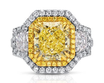 Hermoso anillo de diamantes naturales de talla radiante amarillo claro de 5,23 ct VS1 con certificación GIA y lados trapezoidales en oro de 18 quilates.