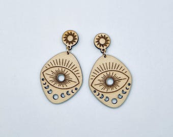 Pendientes de madera de tilo con el Ojo que todo lo ve: colgantes de eclipse solar celestial