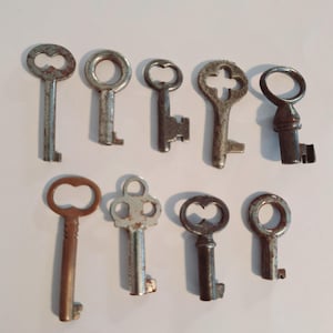 Small vintage skeleton keys antique keys old cool keys for antique collection keys vintage artifacts aged keys Victorian skeleton keys small