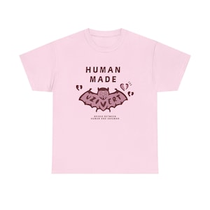 Camiseta Lil Uzi hecha por humanos / Camiseta Lil Uzi Vert hecha por humanos - Camiseta con gráfico de murciélago Uzi / Camiseta de rap rosa con estética / Ropa urbana de hip hop / Regalo para fans de Uzi