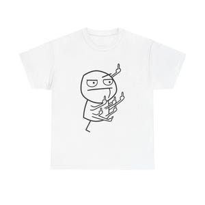 Puede incluir: Camiseta blanca con un dibujo lineal negro de un personaje de meme mostrando múltiples dedos medios. El personaje tiene una expresión neutral y está dibujado con líneas simples.
