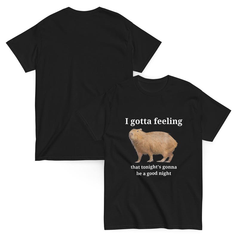 Pu&ograve; includere: Maglietta nera con una grafica bianca di un capibara e il testo "I gotta feeling that tonight's gonna be a good night."