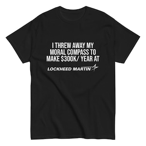 Puede incluir: Camiseta negra con texto blanco que dice "Tiré mi brújula moral para ganar 300.000 € al año en Lockheed Martin".