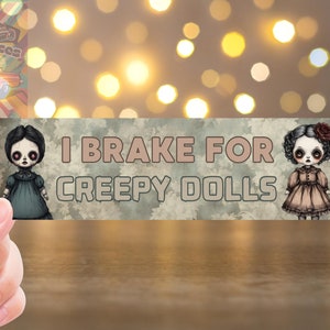Adesivo per paraurti "I Brake for Creepy Dolls" - Adesivo divertente per auto, umorismo horror, adesivo per bambola inquietante, adesivo in vinile stravagante per fan spettrali e horror