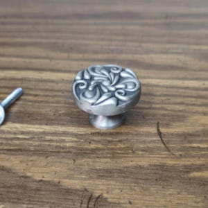 ヴィンテージ ペイズリー キャビネットノブ – ブラッシュド サテン ピューター調の引き出し取っ手