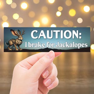 Grappige Jackalope-bumpersticker - sticker 'Caution I Brake for Jackalope' - unieke vinylsticker voor liefhebbers van Cryptid en fans van mythische wezens