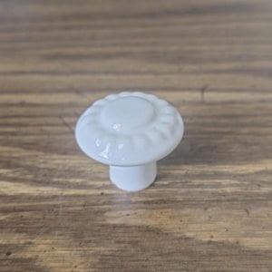 Tirador de armario vintage Amerock de cerámica blanca con forma de hongo, estriado y festoneado.