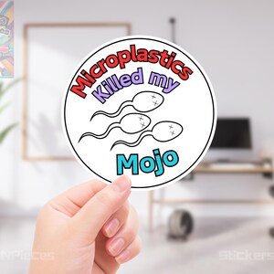 Zabawna naklejka na zderzak - Mikroplastik zabił mój Mojo - Naklejka na świadomość ekologiczną - Wodoodporna okrągła naklejka na samochód - Prezent na rzecz aktywizmu klimatycznego