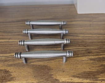 Conjunto de 4 puxadores de gaveta vintage em estanho escovado com formato de anel abaulado.