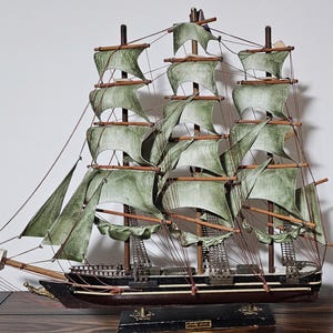 Vintage Cutty Sark Model Ship – Detailed Wooden Clipper Ship Replica – Maritime Decor – Collector's Item – Gift for Sailing Enthusiasts